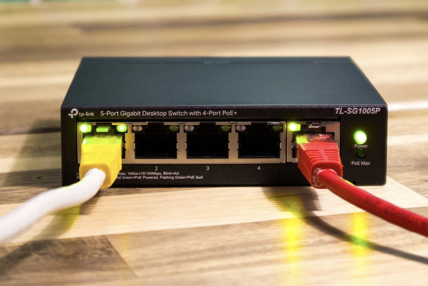 Desktop-switch op bureau met natuurlijk licht op kantoor