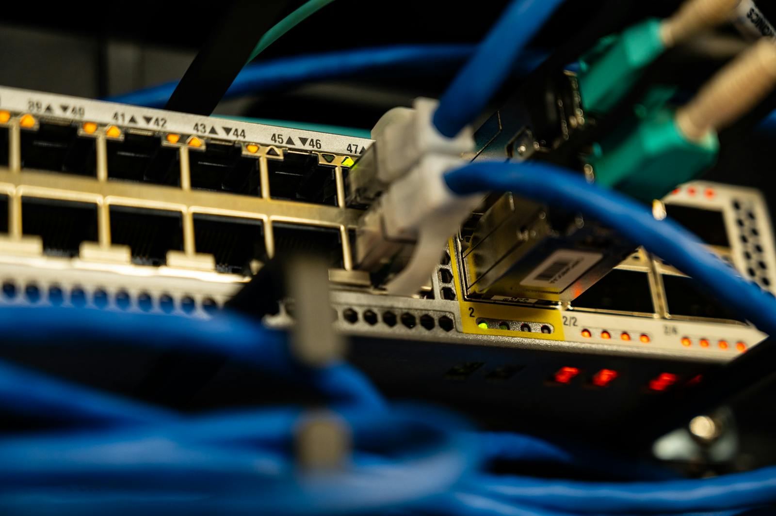 Netwerkswitch met patchkabels in compacte rack in Friesland
