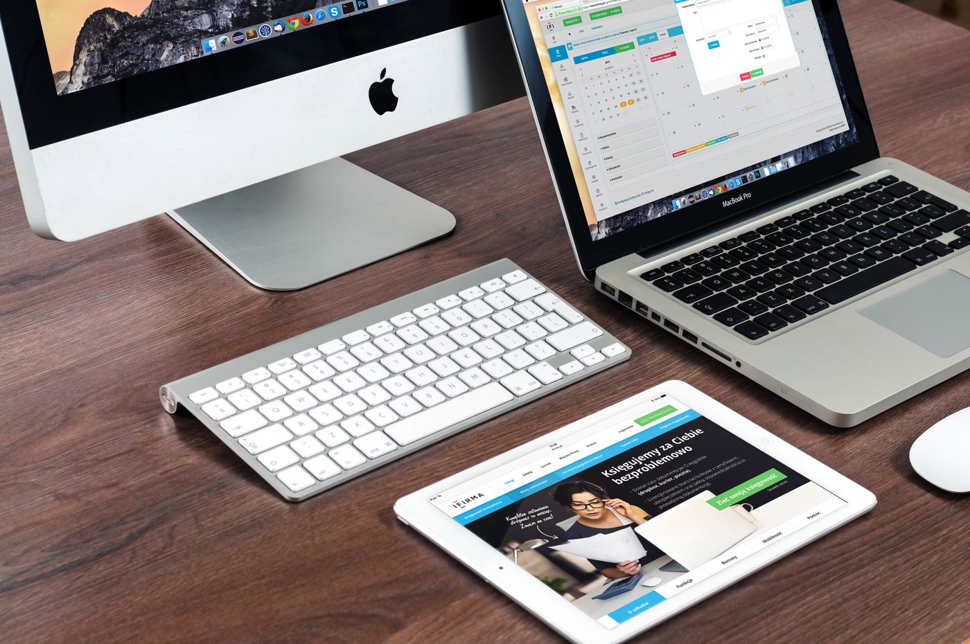 Compacte werkplek met desktop, laptop en tablet op kantoor